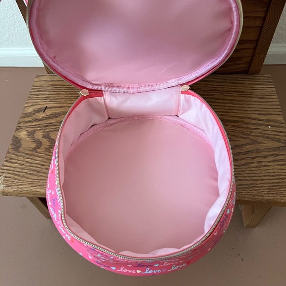 Makeup case with hearts 💜💛💚 - Picture 5 of 5